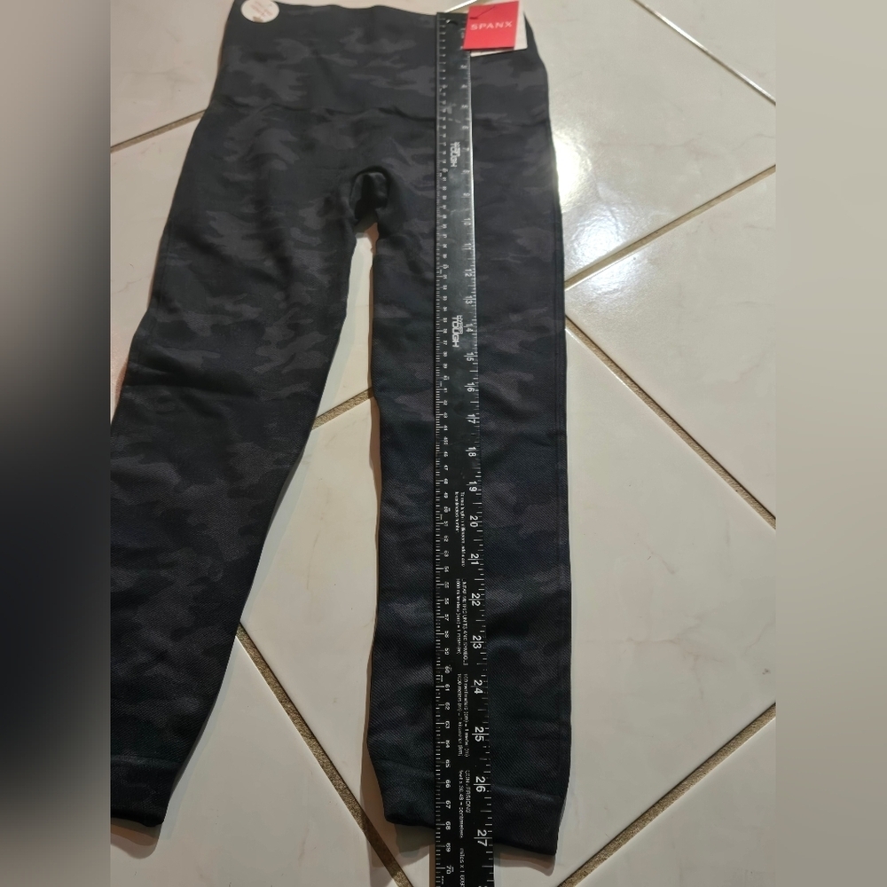 Spanx Black Camo Cropped Leggings Pants Capris Look At Me Now Gym Compression - Picture 13 of 13